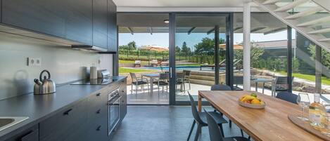 ثلاجة، ميكروويف، فرن، موقد طهي مسطح