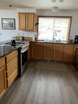 Fridge, microwave, oven, stovetop - Surfwatcher: Great Ocean View, Across from Beach in Neahkahnie. Sleeps 8 (Nehalem)