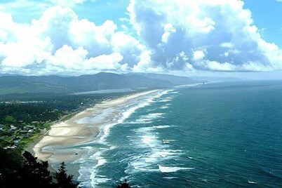 Surfwatcher: Great Ocean View, Across from Beach in Neahkahnie. Sleeps 8