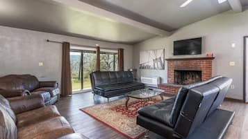 Flat-screen TV, fireplace