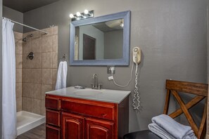 Toalhas de banho, sabonete, shampoo, papel higiênico