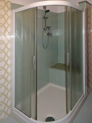 Dusche, kostenlose Toilettenartikel, Haartrockner, Bidet