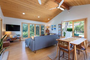 Smart TV, libri, impianto stereo