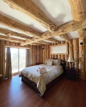 5 bedrooms, iron/ironing board, WiFi, bed sheets