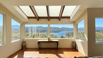 Smart-TV, Kamin, DVD-Player, Tischfußball