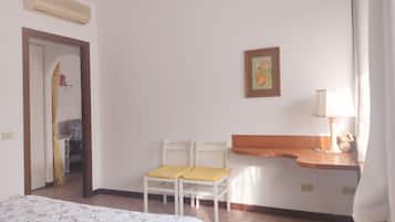 1 Schlafzimmer, Schreibtisch, BĂŒgeleisen/BĂŒgelbrett, WLAN