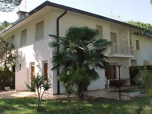 Une maison à deux étages avec un balcon au deuxième étage.