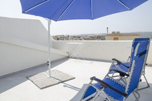 Terrace/patio - The property is part of a completely renovated 50s building (Noto)