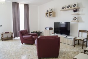 TV - The property is part of a completely renovated 50s building (Noto)