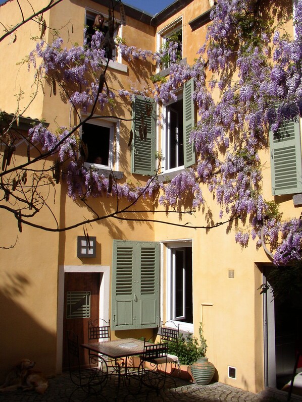 Outdoor dining - LE PETIT SIAM - Charming guest room with private bathroom - Center Clermon-FD (Clermont-Ferrand)