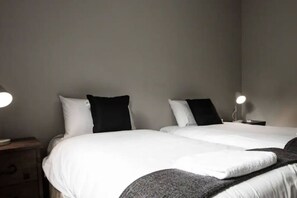 2 bedrooms, desk, iron/ironing board, travel crib - Comfy apartment, next to playground and BBQ area and 3 train stops to the CBD! (Kensington)