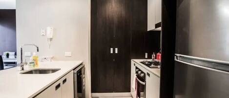 冷蔵庫、電子レンジ、オーブン、コンロ