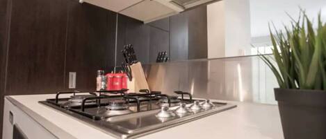 Kühlschrank, Mikrowelle, Ofen, Herdplatte