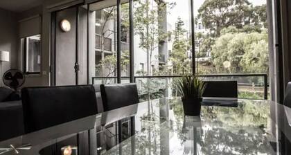 ¡Cómodo apartamento, junto al área de juegos infantiles y barbacoa y 3 paradas de tren al CDB!