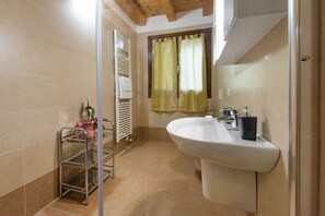 Combined shower/bathtub, hair dryer, bidet, towels