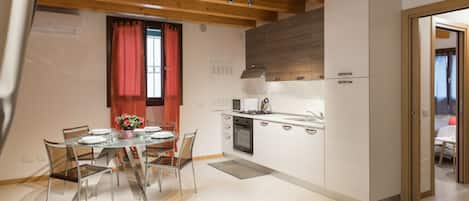 Frigorifero, microonde, forno, piano cottura