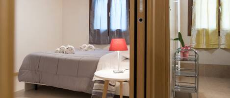 2 chambres, fer et planche à repasser, Wi-Fi, draps fournis