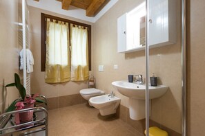 Combinazione doccia/vasca, asciugacapelli, bidet, asciugamani