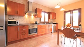 Een koelkast, een magnetron, een oven, een kookplaat