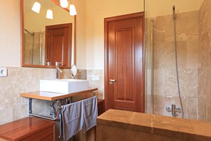 Combined shower/tub, hair dryer, bidet, towels - Sa Sort de Can Moix: private swimming pool, tranquility, terraces, internet (Alaró)