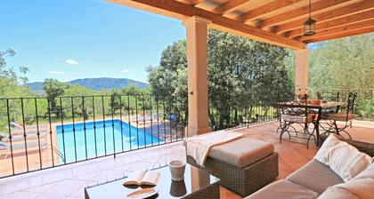 Idyllisellä paikalla, omakotitalossa oma uima-allas, rauha, terassit, internet