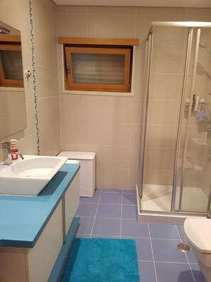 Een douche, een bubbelbad, een haardroger, een bidet