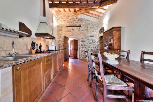 Kühlschrank, Mikrowelle, Herdplatte, Wasserkocher mit Kaffee-/Teezubehör