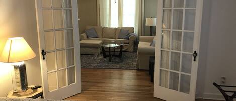 3 bedrooms, iron/ironing board, internet, bed sheets