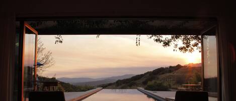 حمّام سباحة لا متناهي