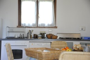Réfrigérateur, un four, surface de cuisson, lave-vaisselle
