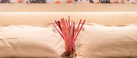 2 bedrooms, iron/ironing board, internet, bed sheets