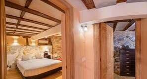 2 quartos, ferros/tábuas de passar roupa, Wi-Fi, roupa de cama