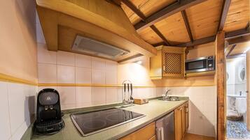 Een koelkast, een magnetron, een vaatwasser