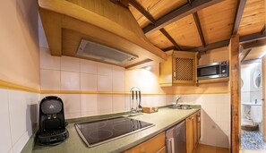 Kylskåp, mikrovågsugn, diskmaskin och kaffe- och tebryggare