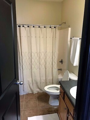 Combined shower/bathtub, hair dryer, towels, soap - Auburn Gameday condo (Auburn)