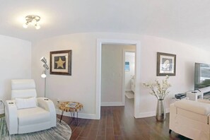 Smart TV, livros, aparelho de som