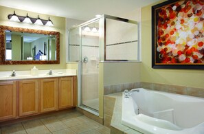 Een haardroger, handdoeken, toiletpapier