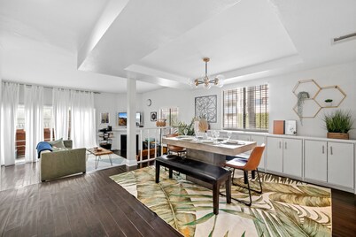 Heart of Hollywood ★ 2 Car Private Parking ★ Walk To Attractions!