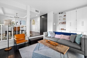 Smart TV, chimenea, reproductor de DVD y libros 