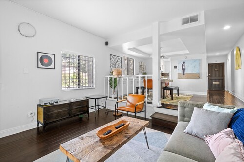 Heart of Hollywood ★ 2 Car Private Parking ★ Walk To Attractions!