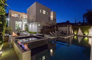 Piscina all'aperto, una piscina riscaldata