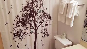 Combined shower/tub, towels