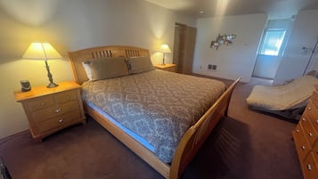 1 bedroom, bed sheets
