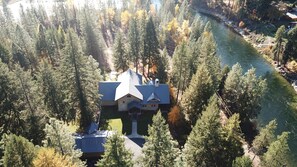 Exterior - Snowgrass Lodge - Luxury timber lodge, riverfront, mountain views, hot tub (Leavenworth)