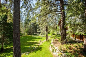 Property grounds - Snowgrass Lodge - River, Mountain Views & Hot Tub (Leavenworth)