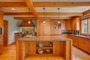 Coffee/tea maker, fridge, microwave, oven - Snowgrass Lodge - River, Mountain Views & Hot Tub (Leavenworth)