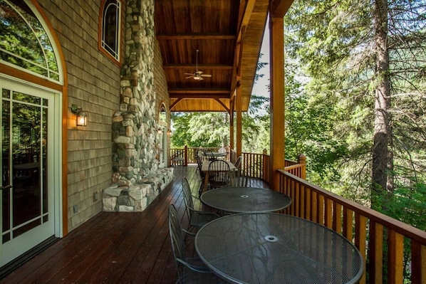 Outdoor dining - Snowgrass Lodge - River, Mountain Views & Hot Tub (Leavenworth)