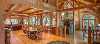 Snowgrass Lodge - Luxury timber lodge, riverfront, mountain views, hot tub