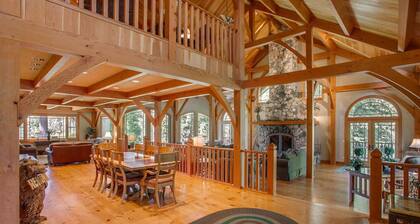 Snowgrass Lodge - Luxury timber lodge, riverfront, mountain views, hot tub