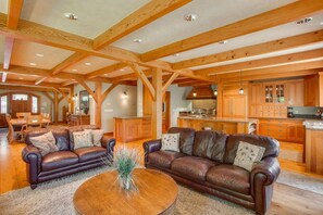 Smart TV, fireplace, video games, DVD player - Snowgrass Lodge: A River & Mountain Retreat (Leavenworth)